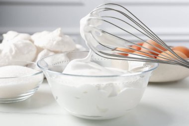 Krem şantili çırpma çırpma ve diğer malzemeler ışık masasında, yakın plan. Kurabiye pişiriyorum.