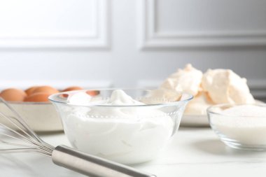 Fırça çırpma, krem şanti ve diğer malzemeler ışık masasında, yakın plan. Kurabiye pişiriyorum.