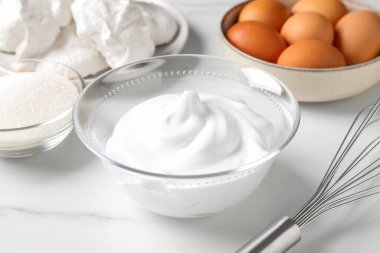 Fırça çırpma, krem şanti ve diğer malzemeler ışık masasında, yakın plan. Kurabiye pişiriyorum.