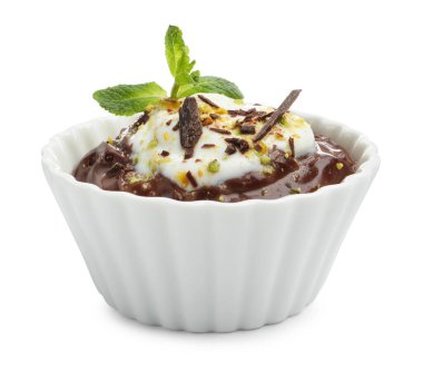 Lezzetli çikolatalı puding, beyaz tenli krema kasesinde.