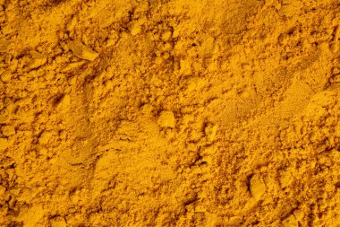 Süper yemek. Arkaplan olarak zerdeçal tozu, üst görünüm