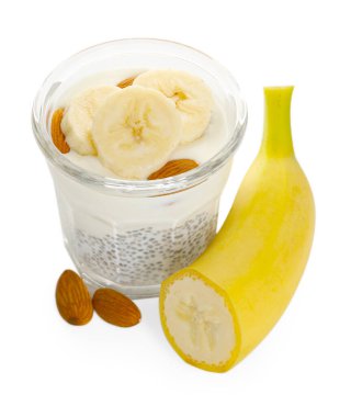 Chia tohumlu lezzetli tatlı, yoğurt, muz ve badem beyaz zemin üzerinde cam. Süper yemek.