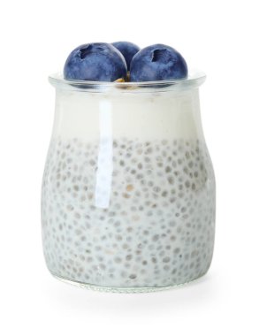 Chia tohumlu lezzetli puding, beyaz bardakta yoğurt ve yaban mersini. Süper yemek.