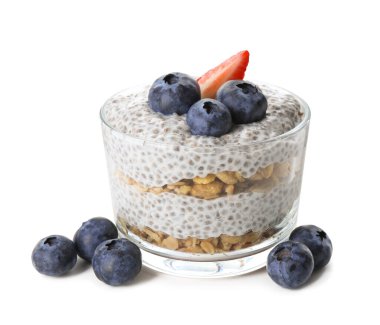 Chia tohumlu lezzetli puding, yoğurt, yaban mersini, granola ve beyaz üzerine izole çilek. Süper yemek.