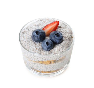 Chia tohumlu lezzetli puding, yoğurt, yaban mersini, granola ve beyaz üzerine izole çilek. Süper yemek.