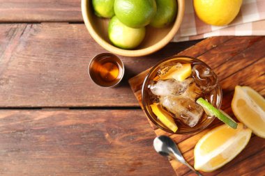 Küba libre kokteyli ve ahşap masa üzerindeki malzemeler düzleştiriliyor. Metin için boşluk