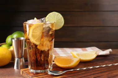 Küba libre kokteyli ve ahşap masadaki malzemeleri tazeliyorum. Metin için boşluk