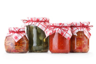 Farklı turşu ürünleri olan bir sürü kavanoz beyaz üzerine izole edilmiş.