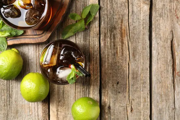 Küba libre kokteylini, tahta masada nane şekeri ile tazeliyorum. Metin için boşluk