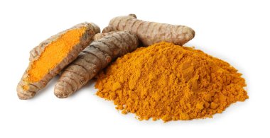 Beyaz üzerine izole edilmiş zerdeçal tozu ve kökler yığını