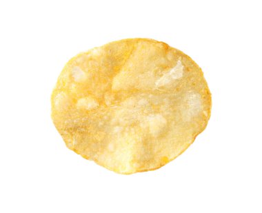 Beyaza izole edilmiş lezzetli bir patates cipsi.