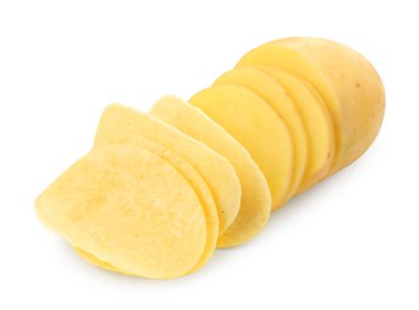Lezzetli cips ve beyaz üzerine izole edilmiş çiğ patates.
