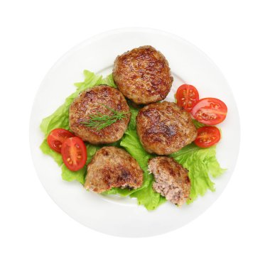Lezzetli köfteler, dereotları, domatesleri ve marulu beyaza izole et.