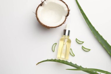 Saç tedavisi. Kozmetik ürün, hindistan cevizi ve aloe yaprakları beyaz arka planda, düz yerde. Metin için boşluk