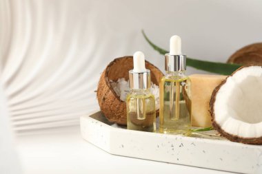 Saç tedavisi. Kozmetik ürünler, hindistan cevizi, tereyağı talaşı ve beyaz arka planda aloe yaprakları