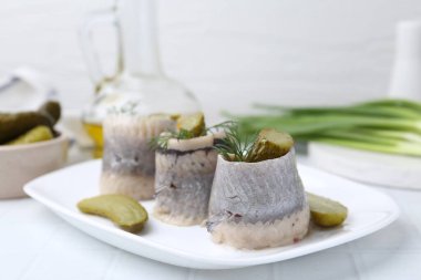 Turşu ve dereotlu nefis ringa balıkları, yakın plan.