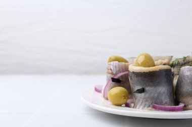 Zeytinli, turşulu, dereotlu ve soğanlı nefis ringa balıklı rulo, yakın çekim. Metin için boşluk