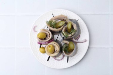 Zeytinli, turşulu, dereotlu ve soğanlı nefis ringa dürümleri.