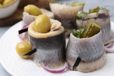 Zeytinli, turşulu, dereotlu ve soğanlı lezzetli ringa dürümleri.