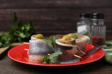 Lezzetli ringa dürümleri, zeytin ve maydanozlu ahşap masa, yakın plan.