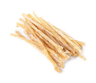 Kurutulmuş balık aperatifleri beyaza izole edilmiş, üst manzara