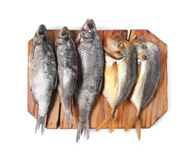 Birçok farklı kurutulmuş balık beyaz, üst görünümde izole