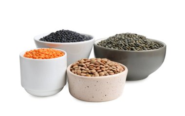 Beyaza izole edilmiş farklı mercimek türleri