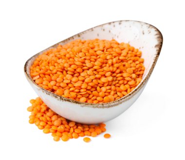 Beyaz tenceredeki çiğ mercimek.