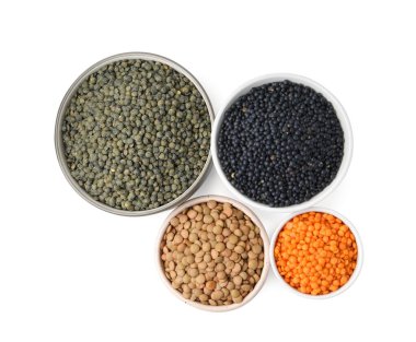 Beyaz, üst görünümde izole edilmiş farklı mercimek türleri