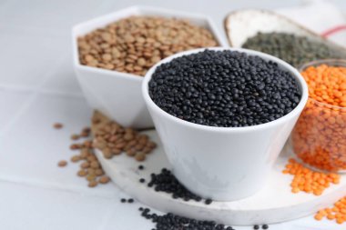 Beyaz masada farklı türde mercimek, yakın plan.