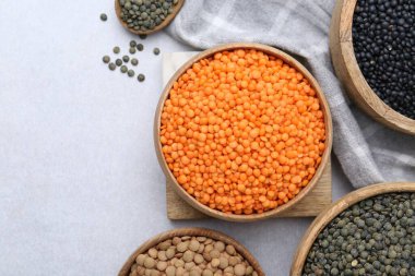 Aydınlık masada farklı mercimek türleri, düz yatış