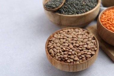 Aydınlık masada farklı türde mercimek, yakın plan. Metin için boşluk