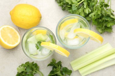 Maydanozlu, limonlu ve kerevizli sağlıklı bir içecek.