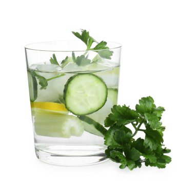 Beyaz arka planda maydanozlu, salatalıklı ve kerevizli sağlıklı içecek.