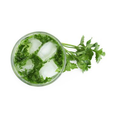 Beyaz arka planda maydanozlu sağlıklı bir içecek.