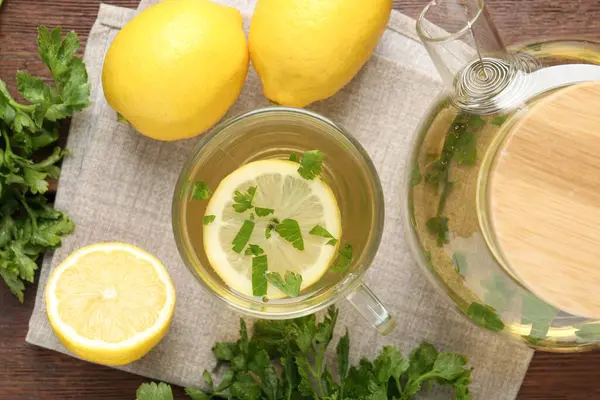 Tahta masaya limon dilimleri konmuş sağlıklı maydanoz çayı. Detoks içeceği