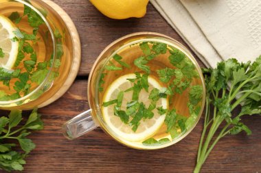 Tahta masaya limon dilimleri konmuş sağlıklı maydanoz çayı. Detoks içeceği