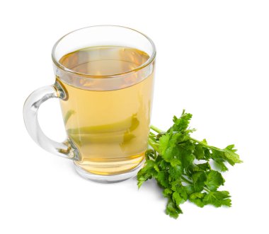 Beyaza izole edilmiş sağlıklı maydanoz çayı. Detoks içeceği