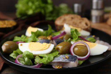 Ringa balığı, yumurta, hardal ve sebzeli nefis salata, yakın plan.