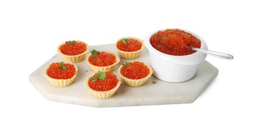 Kırmızı havyarlı tart ve maydanozlu beyaz üzerine izole edilmiş