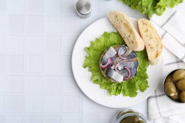 Ringa balıklı lezzetli salata ve beyaz fayanslı masada servis edilen sebzeler. Metin için boşluk