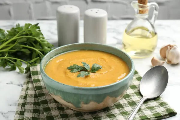 Beyaz masada maydanozlu mercimek kremalı çorba.