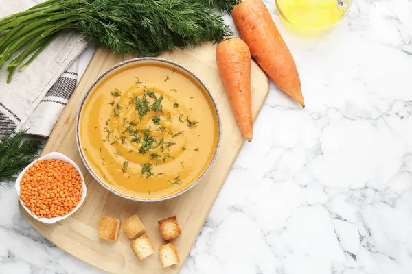 Lezzetli mercimek kremalı çorba, bembeyaz mermer masa üzerinde malzemeler, düz yatak. Metin için boşluk