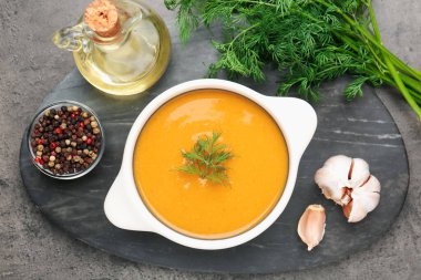 Gri masadaki dereotlu lezzetli mercimek kremalı çorba.