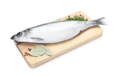 Beyaz arka planda tuzlanmış ringa balığı ve baharatlar