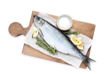 Beyaz arka planda tuzlu ringa balığı ve baharatlar, üst görünüm