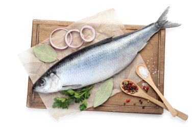 Beyaz arka planda tuzlu ringa balığı ve baharatlar, üst görünüm