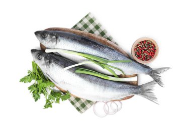 Beyaz zemin üzerinde tuzlu ringa balıkları ve baharatlar, üst görünüm