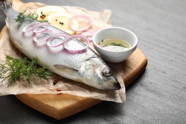 Lezzetli ringa balığı, siyah masada baharatlar, yakın plan