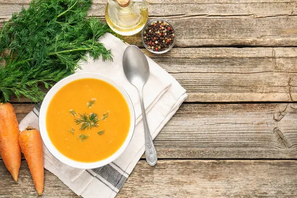 Ahşap masada servis edilen dereotlu mercimek kremalı leziz çorba. Metin için boşluk